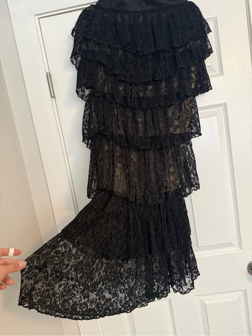 Elegant Black Lace Tiered Long-Sleeve Dress with Gold Bodice - Picture 7 of 10
